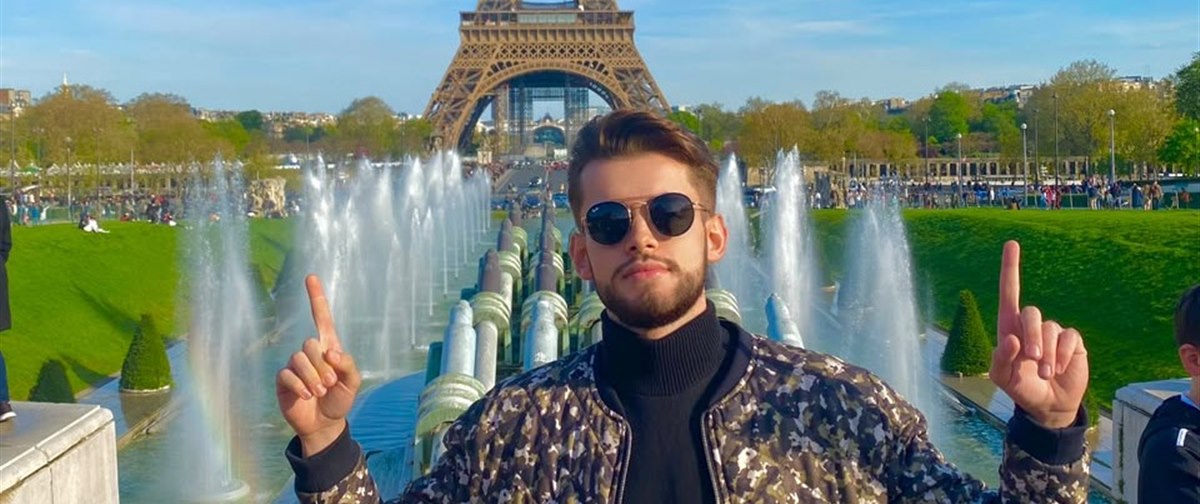 Xande em Paris, em frente à Torre Eiffel
